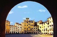 Piazza Anfiteatro, Lucca