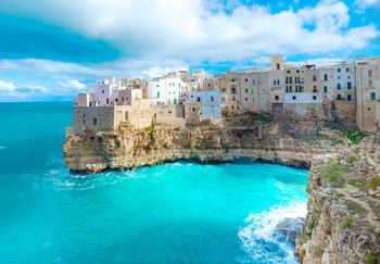 Polignano a Mare: Fascino Mediterraneo e Mare Cristallino in Puglia