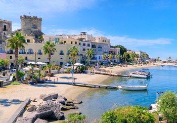 Forio: tramonti spettacolari, terme e fascino mediterraneo a Ischia